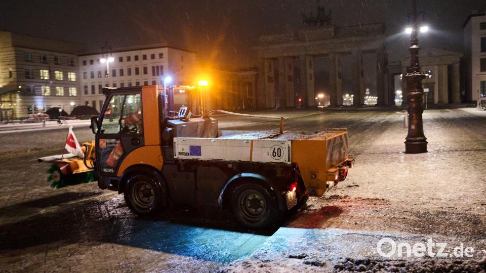 Vielerorts sind Streufahrzeuge im Einsatz. Bild: Annette Riedl/dpa