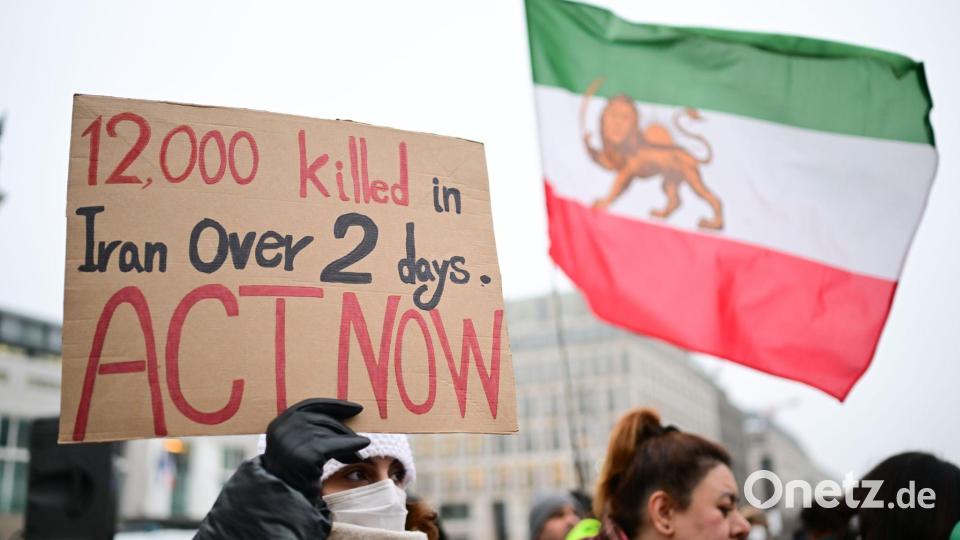 Solidarität mit den Demonstranten im Iran auch in Berlin: Nun hat das Auswärtige Amt den Botschafter des Landes einbestellt. Bild: Sebastian Christoph Gollnow/dpa