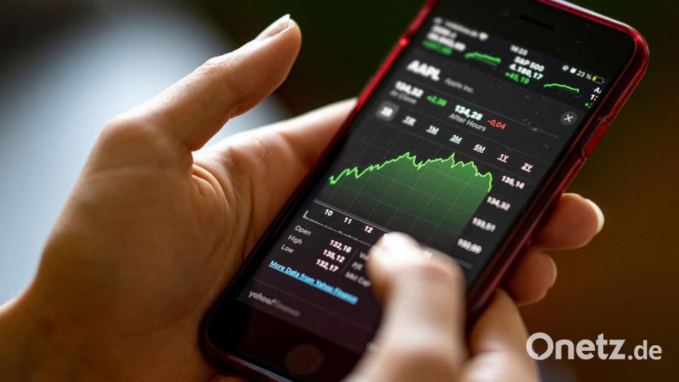 Digitale Möglichkeiten haben die Aktienanlage in den vergangenen Jahren vereinfacht. (Symbolbild) Bild: Fabian Sommer/dpa