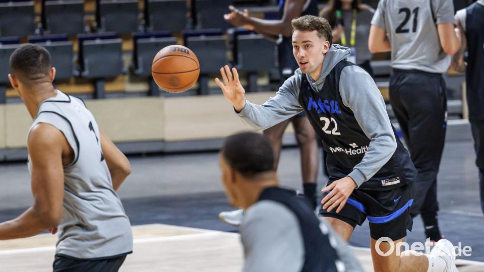 Franz Wagner (r.) war im Training seines Teams dabei. Bild: Andreas Gora/dpa