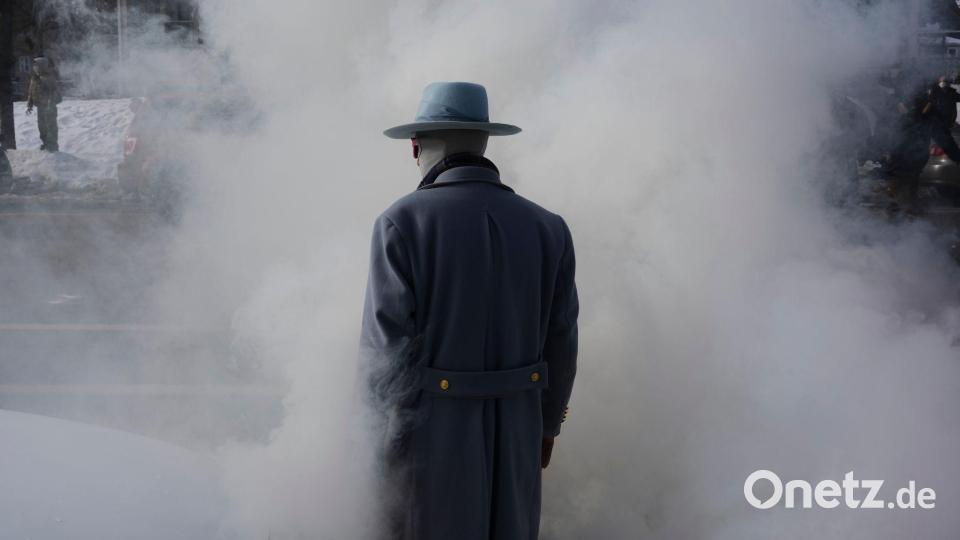 Ein Mann geht während einer Demonstration in Minneapolis durch den Rauch von Tränengas, das von Bundesbeamten eingesetzt wurde. Bild: Adam Gray/AP/dpa