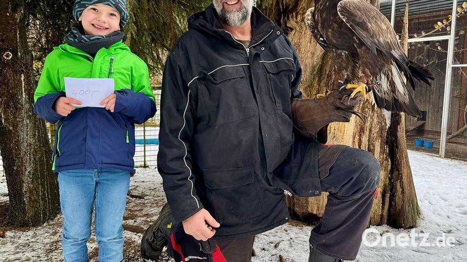 Leopold Schäfer (7) bei der Spendenübergabe an Hans Weiß von der Tierauffangstation: Die Einrichtung in Kümmersbuch bekam 400 Euro plus Fleisch für die Tiere im Wert von 100 Euro. Bild: Benjamin Schäfer