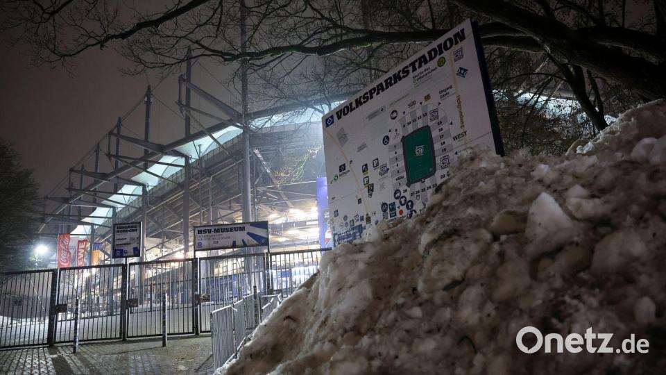 Die Bundesliga-Partie zwischen dem Hamburger SV und Bayer Leverkusen im Volksparkstadion ist wegen der Folgen des Winterwetters kurzfristig abgesagt worden. Bild: Christian Charisius/dpa