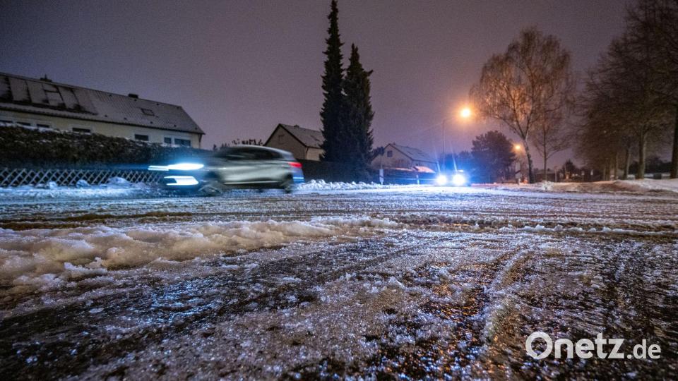 Vielerorts waren die Straßen in Bayern von einer Eisschicht überzogen. Bild: Armin Weigel/dpa