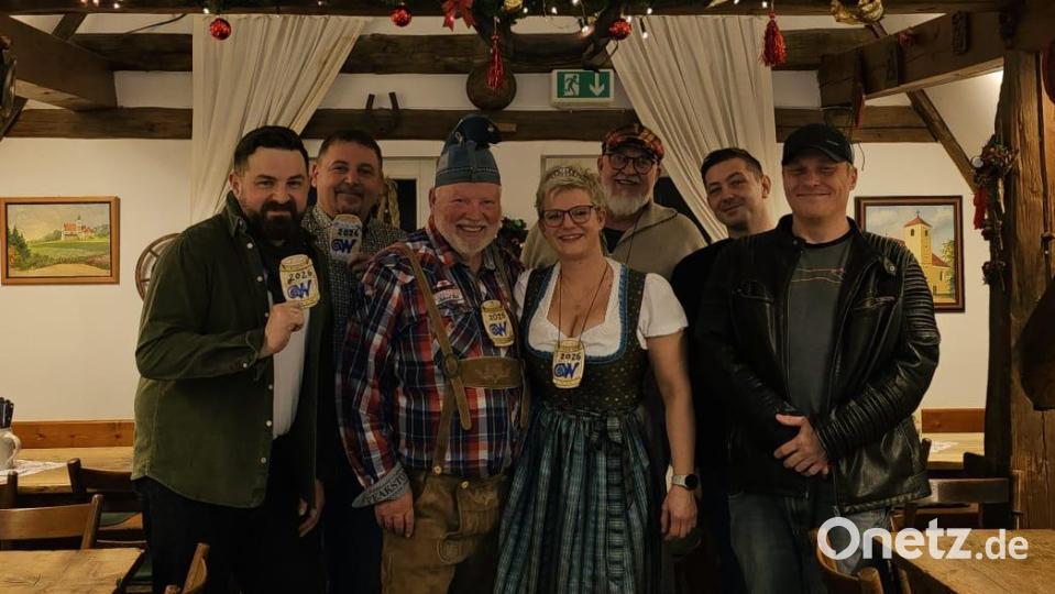 Verleihung der erstmals von Marco Zöllner (rechts) geschnitzten Zoiglordens beim "Waldhauser" in Neustadt/WN – unter anderem an Bürgermeister Sebastian Giering (links). Bild: Nicole Zitzmann, exb