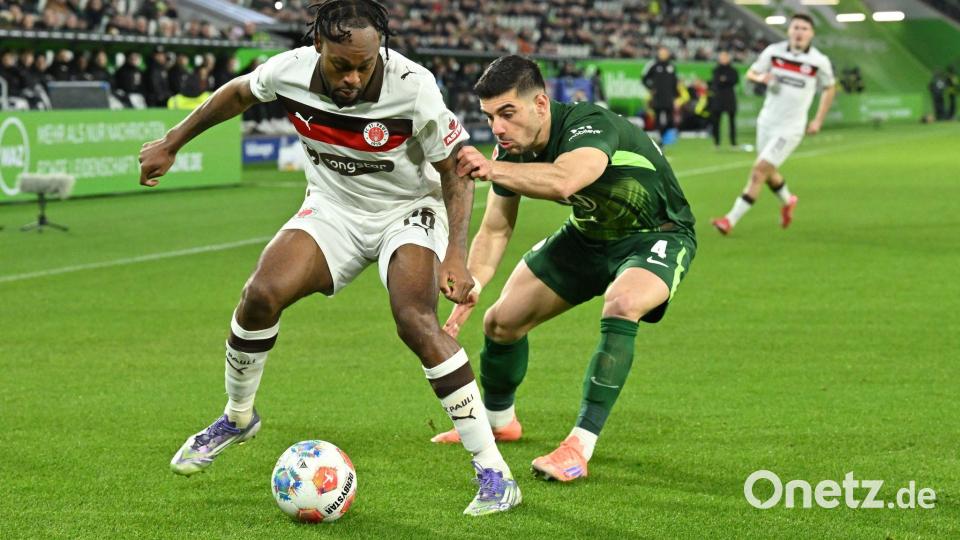 Im Zweikampf: St. Paulis Ricky Jade-Jones (l) und Wolfsburgs Konstantinos Koulierakis. Bild: Swen Pförtner/dpa