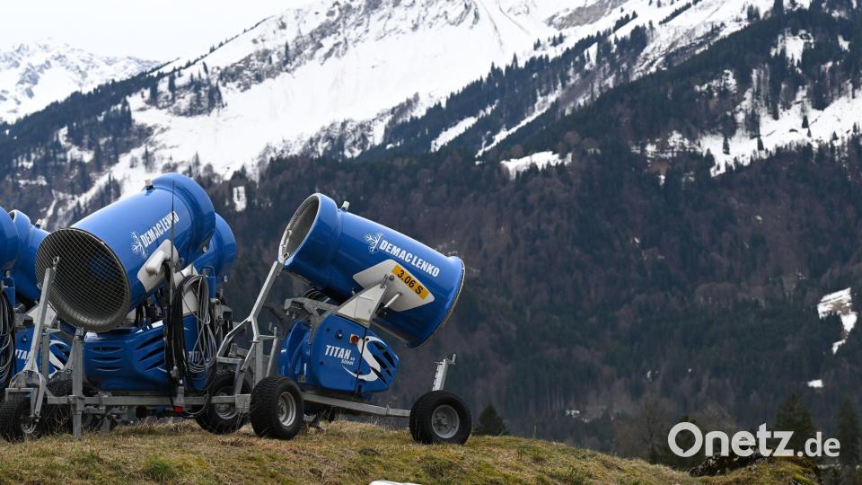 Staatliche Fördergelder für Schneekanonen? Die neue Förderrichtlinie in Bayern sieht das nicht mehr vor - zum Ärger von Wirtschaftsminister Hubert Aiwanger (Freie Wähler). (Symbolbild) Bild: Angelika Warmuth/dpa