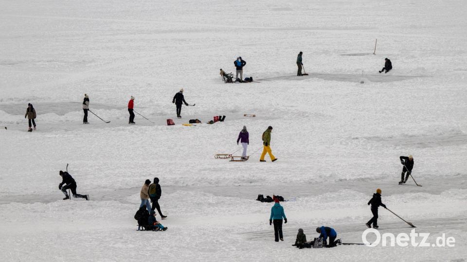 Mancherorts gehört Schlittschuhlaufen und Eishockeyspielen auf gefrorenen Seen fest zu den Winterfreuden dazu. Bild: Peter Kneffel/dpa