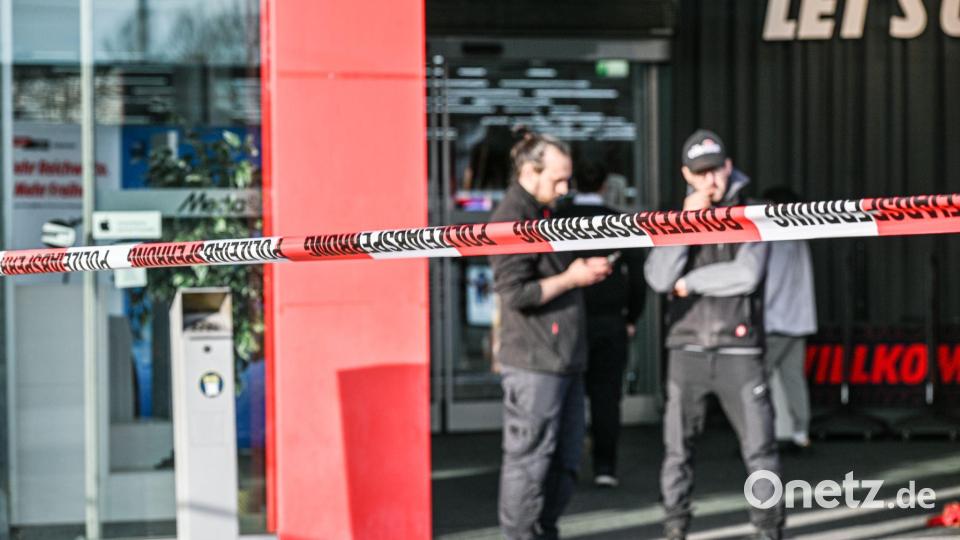 Zwei Mitarbeiter werden bei einem Messerangriff in einem Einkaufszentrum verletzt. Bild: Jason Tschepljakow/dpa