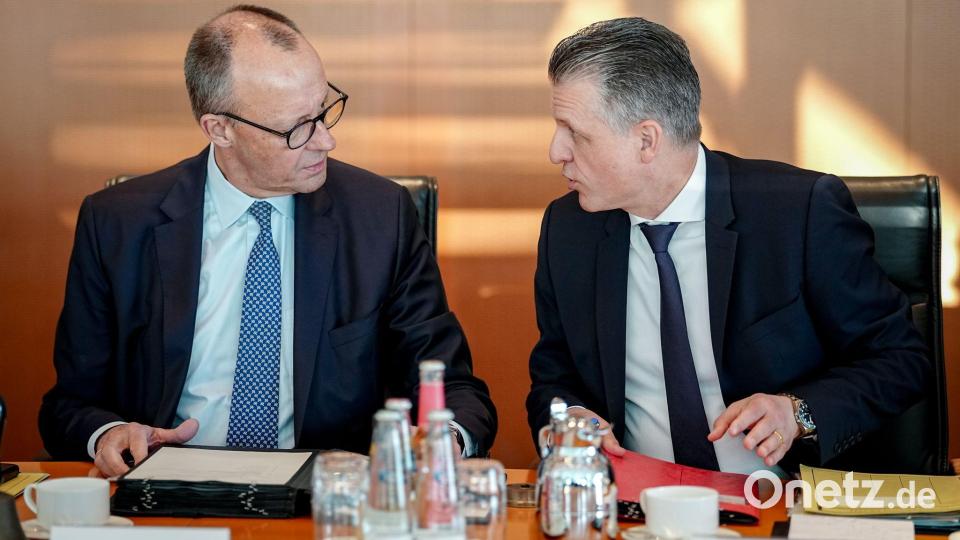 Kanzleramtschef Thorsten Frei (l.) nennt „anderweitige Verpflichtungen“ als Grund für seine Absage beim Erhard-Gipfel. (Archivbild) Bild: Kay Nietfeld/dpa