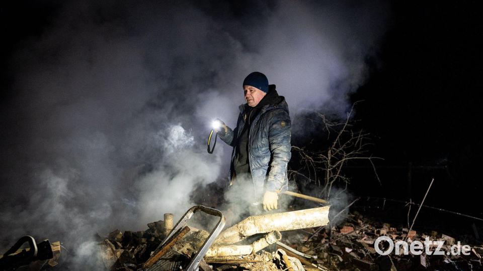 Rettungskräfte arbeiten am Ort eines russischen Luftangriffs auf ein Wohngebiet. Bild: Tommaso Fumagalli/ZUMA Press Wire/dpa