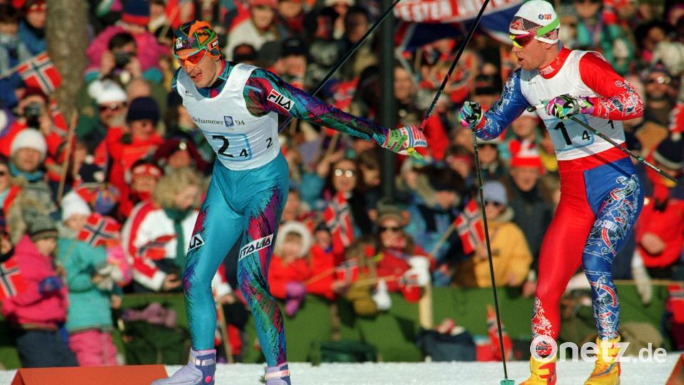 Silvio Fauner (links) sorgt als Schlussläufer der italienischen Langläufer gegen Norwegens Superstar Björn Dählie für die große Gold-Sensation bei Olympia 1994 in Lillehammer. (Archivbild) Bild: picture-alliance / dpa