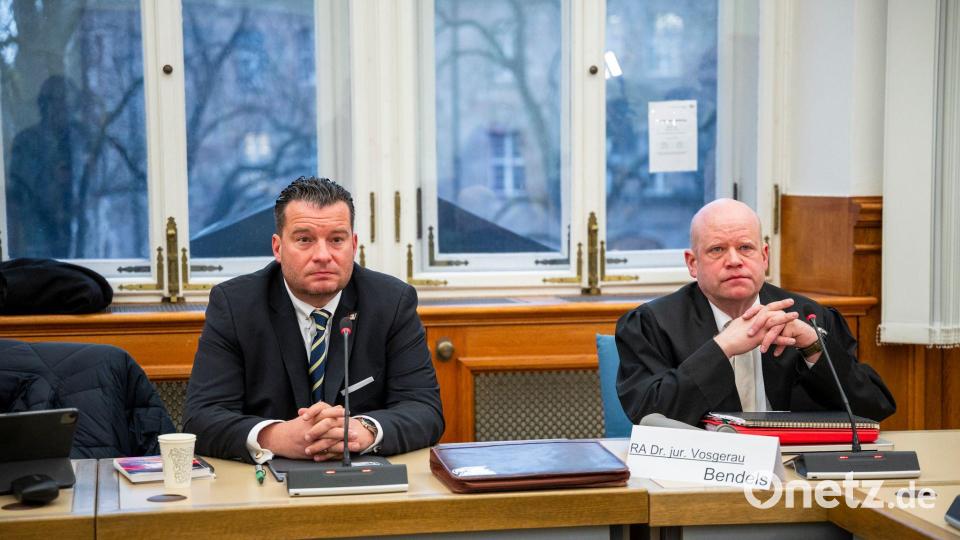 Der Angeklagte ließ sich durch drei Anwälte vertreten. Bild: Daniel Vogl/dpa