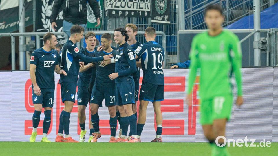 Andrej Kramaric (M) wird von seinen Teamkollegen beglückwünscht. Bild: Uwe Anspach/dpa