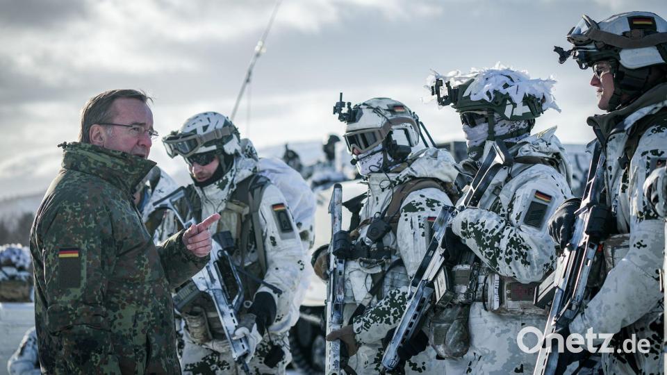Pistorius bei Gebirgsjägerübung im Hohen Norden Bild: Kay Nietfeld/dpa