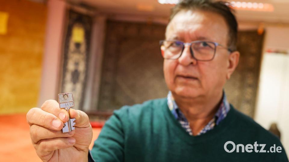 Faqir Malyar mit seinem Schließfachschlüssel - das Geld darin ist weg. Bild: Christoph Reichwein/dpa