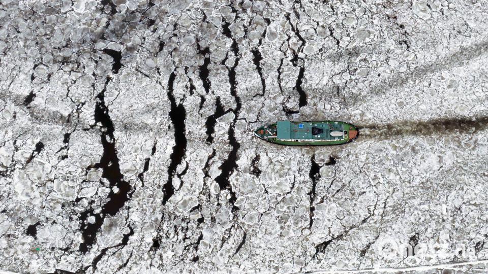 Ein Eisbrecher bahnt sich seinen Weg über die Elbe bei Hohnstorf. Bild: Philipp Schulze/dpa