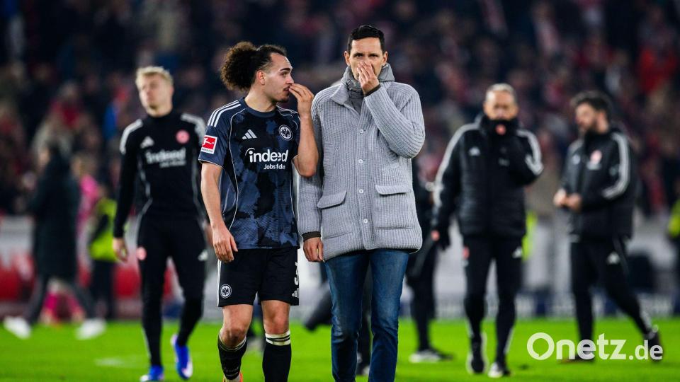 Hat defensive Sorgen: Eintracht-Trainer Dino Toppmöller (r.). Bild: Tom Weller/dpa