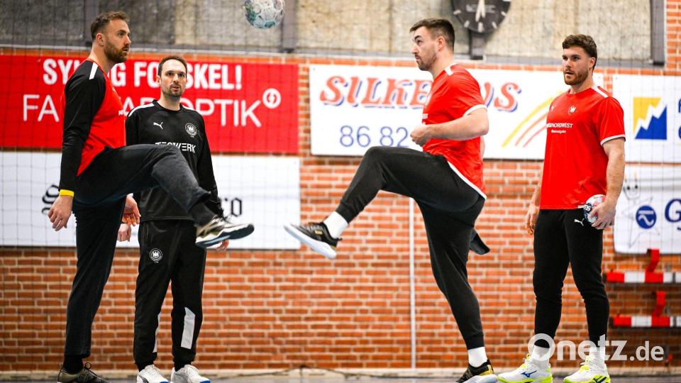 Fußball zum Aufwärmen: Die deutschen Handballer bereiten sich auf Österreich vor. Bild: Sina Schuldt/dpa