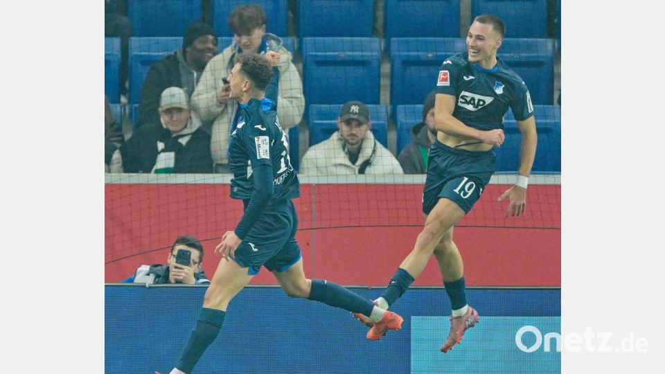 Tim Lemperle (r.) und Fisnik Asllani machen Lufstsprünge vor Freude. Bild: Uwe Anspach/dpa