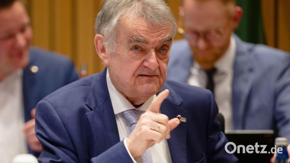 NRW-Innenminister Reul sieht eine Reihe von Fragen zum Sparkassen-Einbruch in Gelsenkirchen. Bild: Henning Kaiser/dpa