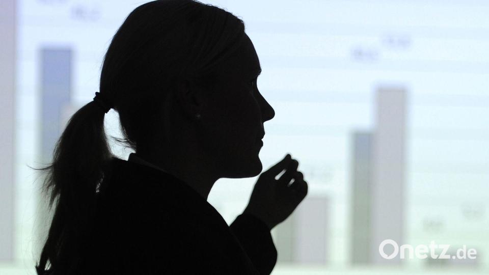 Hier erklärt eine Frau eine Statistik an der Wand - vielleicht eine Mutter, die sich bald um ihre Kinder kümmern muss? (Illustration) Bild: Tobias Kleinschmidt/dpa