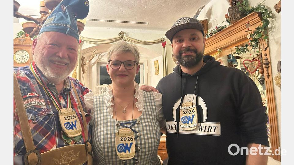 Wolfgang Scheidler, der Brauer des Weidener Bräuwirts, bekommt beim Waldhauser in Neustadt von Zoiglprinz Bernhard Lang (links) und -prinzessin Evi einen handgeschnitzten Zoiglorden. Bild: ui