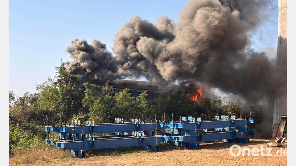 Teile des Zuges standen kurzzeitig in Flammen. Bild: Uncredited/Ministry of Transport/AP/dpa