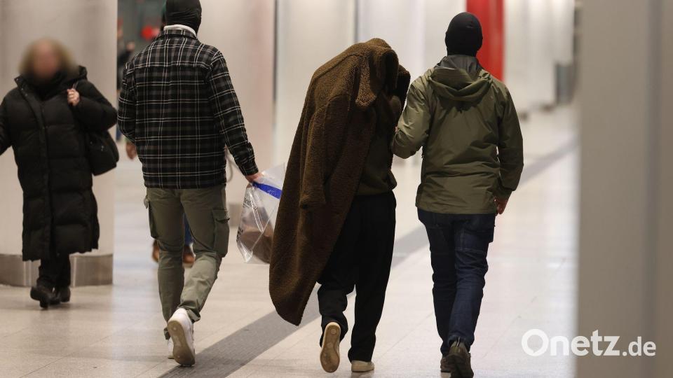 Festnahme bei Großrazzia Bild: David Young/dpa