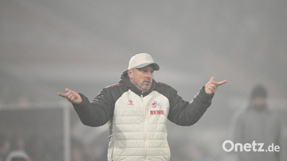 Auch Kwasniok stand einige Zeit lang im Rauch. Bild: Federico Gambarini/dpa