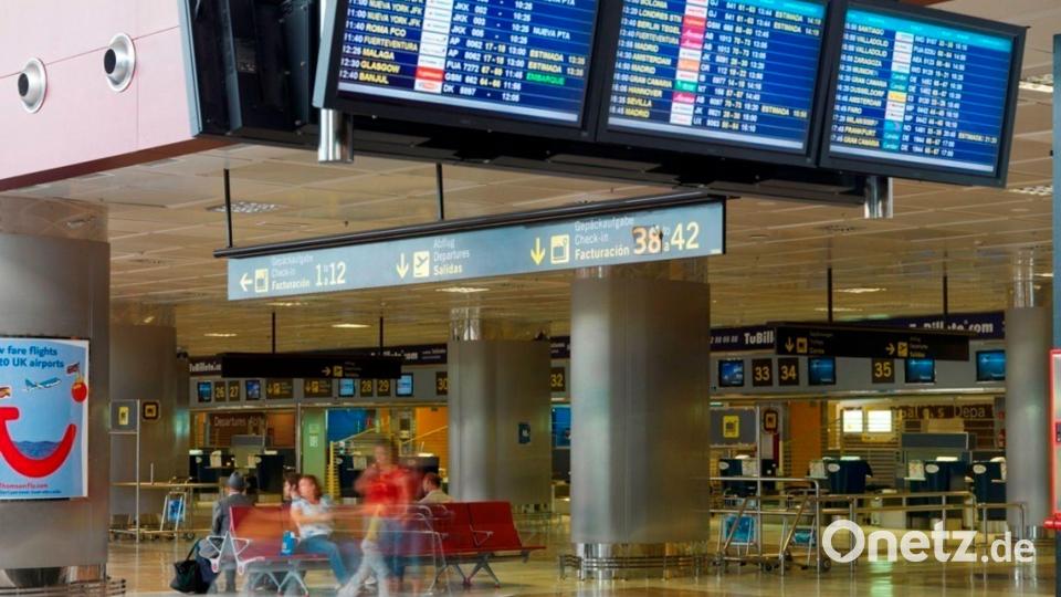 Ein 80-jähriger Tourist wollte mit seiner im Rollstuhl sitzenden Frau von Teneriffa in die Heimat fliegen. Aber in der Sicherheitskontrolle war Schluss: Die Frau war tot. Symbolbild: Roger Méndez/Europapress/dpa