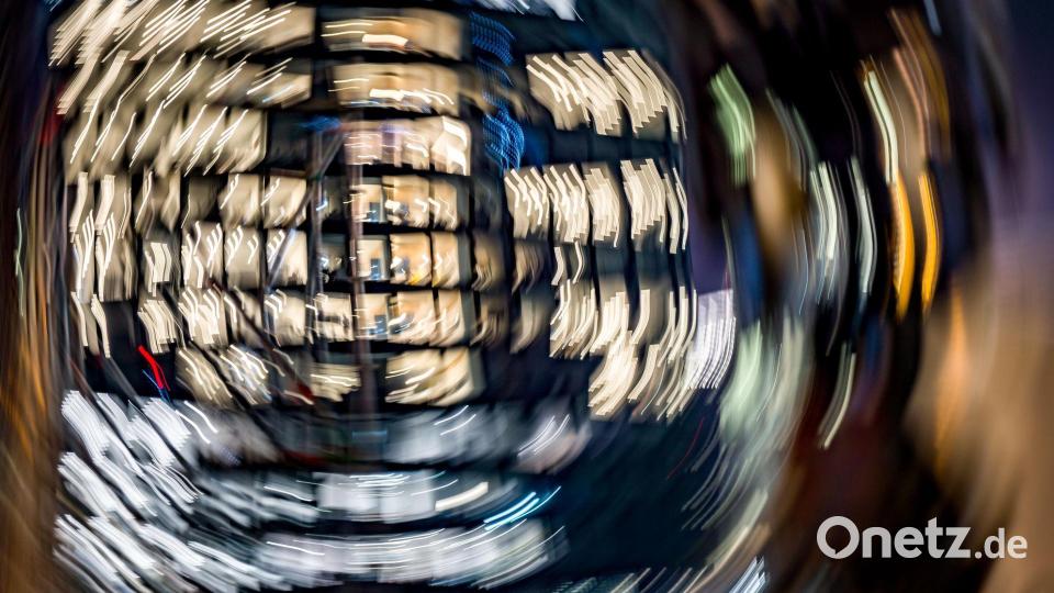 Viele Mütter würden bei besseren Möglichkeiten länger arbeiten. (Illustration) Bild: Frank Rumpenhorst/dpa