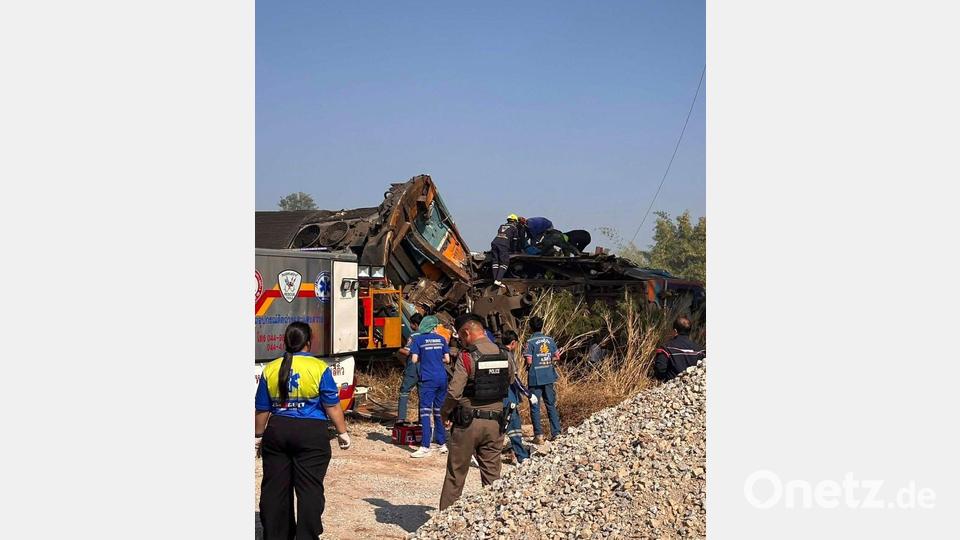 Einsatzteams versuchten, eingeschlossene Menschen zu befreien. Bild: Uncredited/State Railway of Thailand/AP/dpa