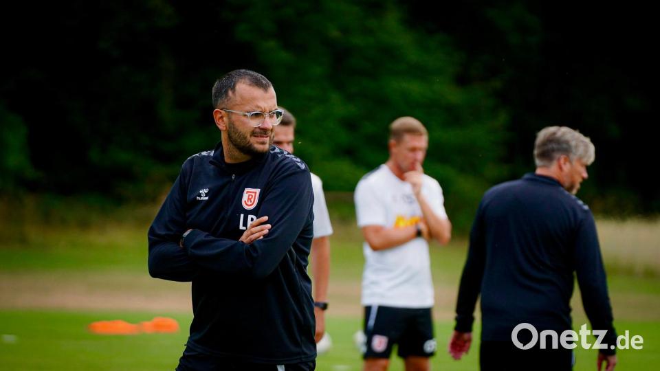 Der bisherige U17-Trainer Lukas Baumer (links) übernimmt zur Saison 2026/27 den SSV Jahn Regensburg II. Bild: crs.view/SSV Jahn
