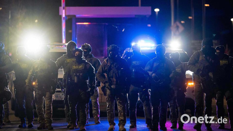 Bundesbeamte stehen in Minneapolis Wache. Bild: Adam Gray/AP/dpa