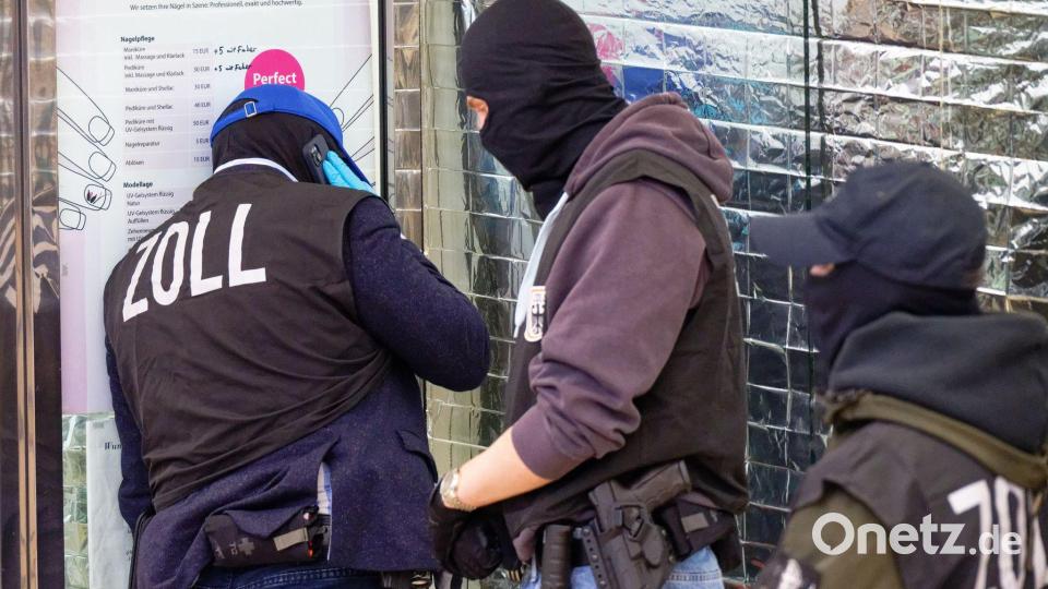 „Top gestylte Nägel“ steht auf einem Preisschild vor einem der durchsuchten Nagelstudios. Bild: Henning Kaiser/dpa