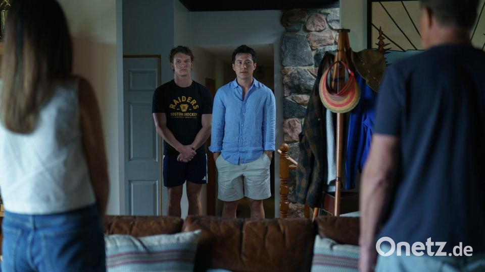 Connor Storrie als Ilya Rozanov und Hudson Williams als Shane Hollander in der ersten Folge der sechsteiligen Serie „Heated Rivalry“. Bild: Sabrina Lantos/HBO Max/dpa