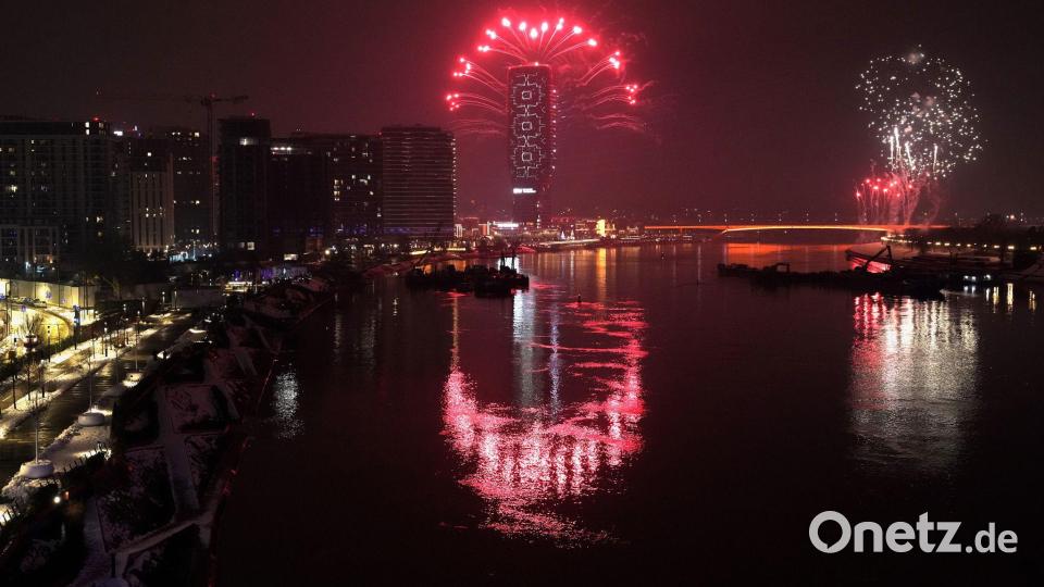 Feuerwerk und Laserlicht erhellen den Himmel über dem Belgrader Turm in Belgrad. Bild: Darko Vojinovic/AP/dpa