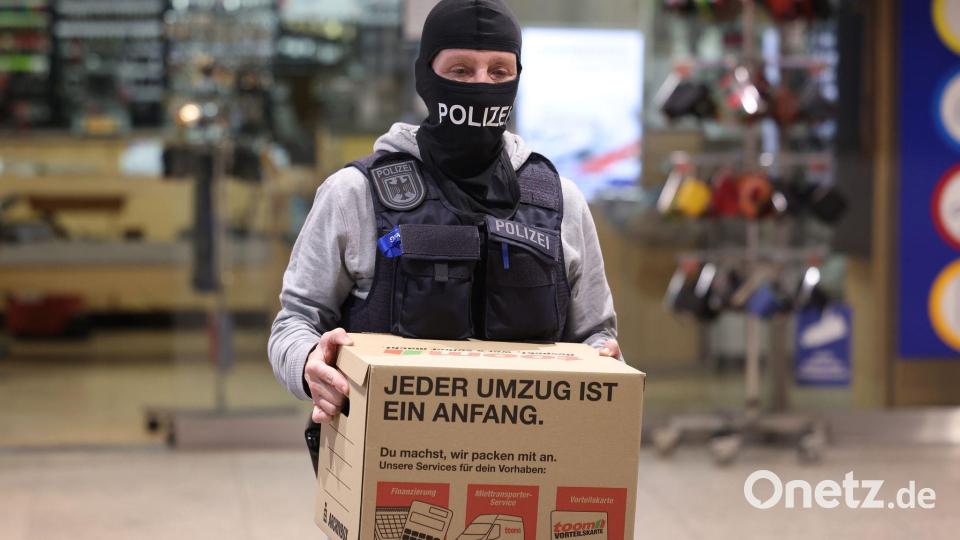 Großrazzia gegen Schwarzarbeit: Material beschlagnahmt Bild: David Young/dpa