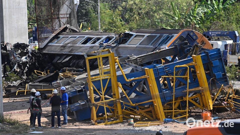 Die Waggons stürzten bei dem Unglück um. Bild: Nathathida Adireksarn/AP/dpa