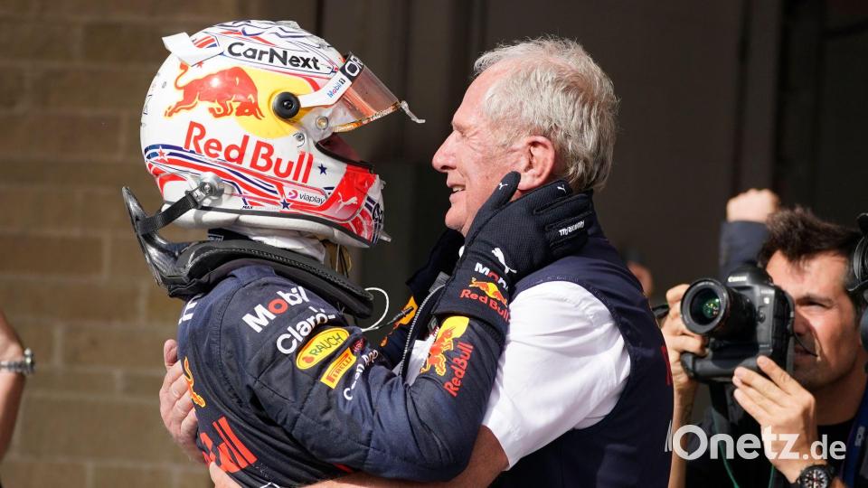 Helmut Marko (r.) zählt zu den engsten Vertrauten von Max Verstappen. (Archivbild) Bild: Darron Cummings/AP/dpa