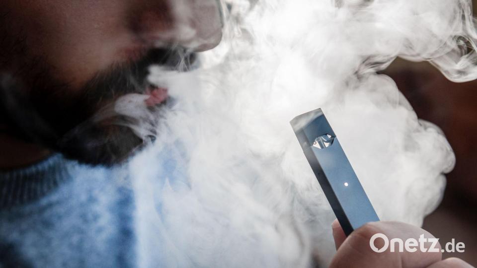 Gesundheitsexperten warnen vor Gefahren von E-Zigaretten. (Symbolbild) Bild: Fabian Strauch/dpa