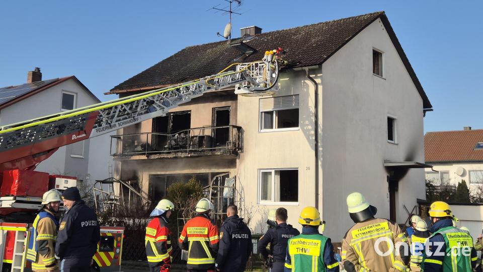 Mit der Drehleiter versucht die Feuerwehr Glutnester unter dem Dach einzudämmen. Bild: Hösamer