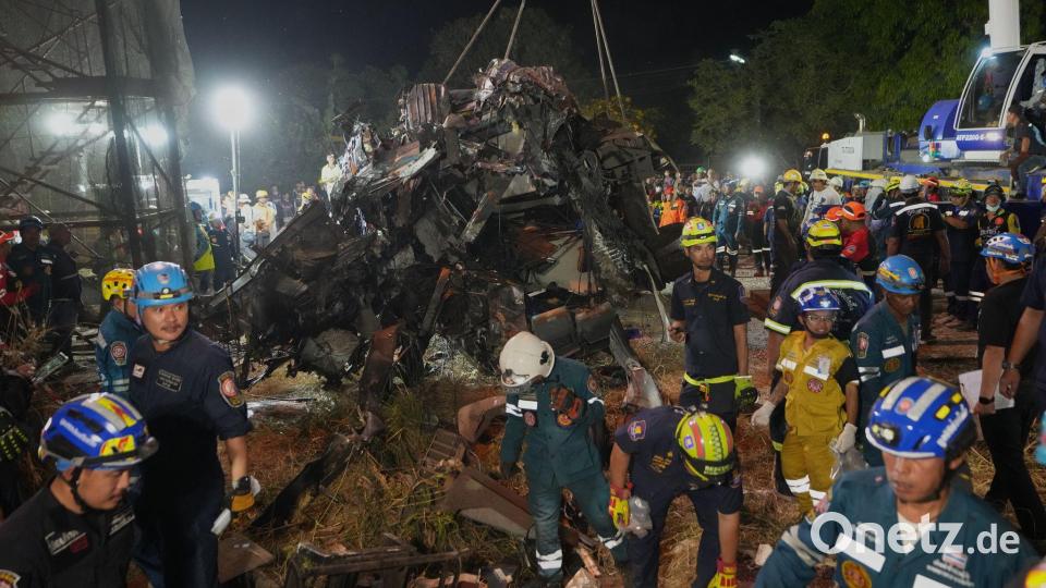 Die Bergungsarbeiten nach dem Zugunglück gestalteten sich als schwierig. Bild: Sakchai Lalit/AP/dpa