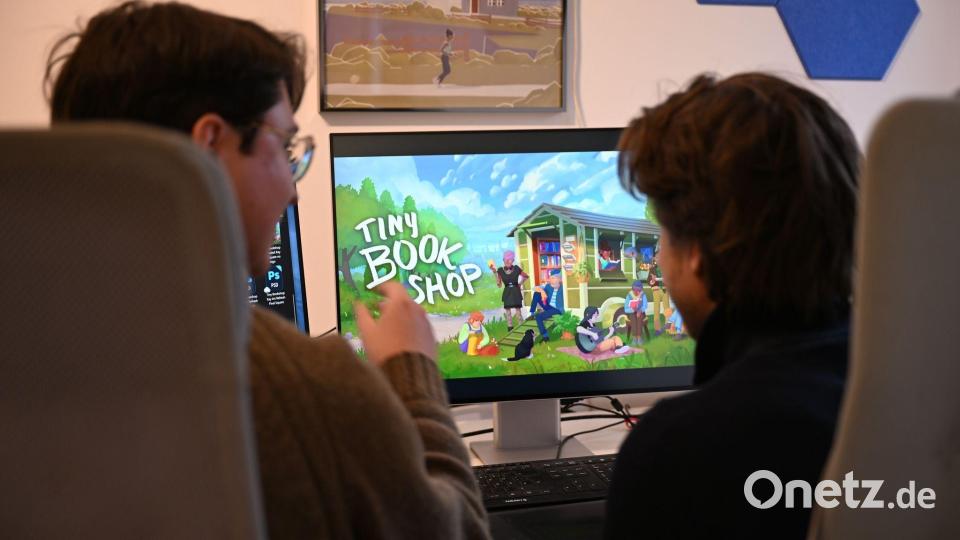 Die Computerspiele-Entwickler David Zapfe-Wildemann und Raven Rusch vom Kölner Independent-Studio Neoludic, das 2021 gegründet wurde und mit „Tiny Bookshop“ einen großen Erfolg feierte. (Archivbild) Bild: Wolf von Dewitz/dpa