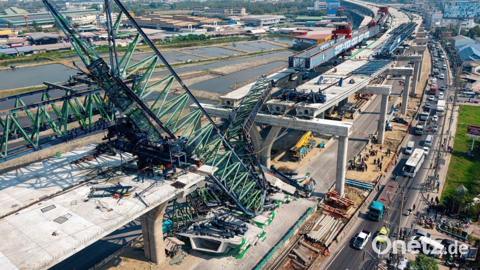 Bereits zum zweiten Mal innerhalb von 24 Stunden ist es in Thailand zu einem tödlichen Unglück mit einem Baukran gekommen. Bild: Arnun Chonmahatrakool/AP/dpa