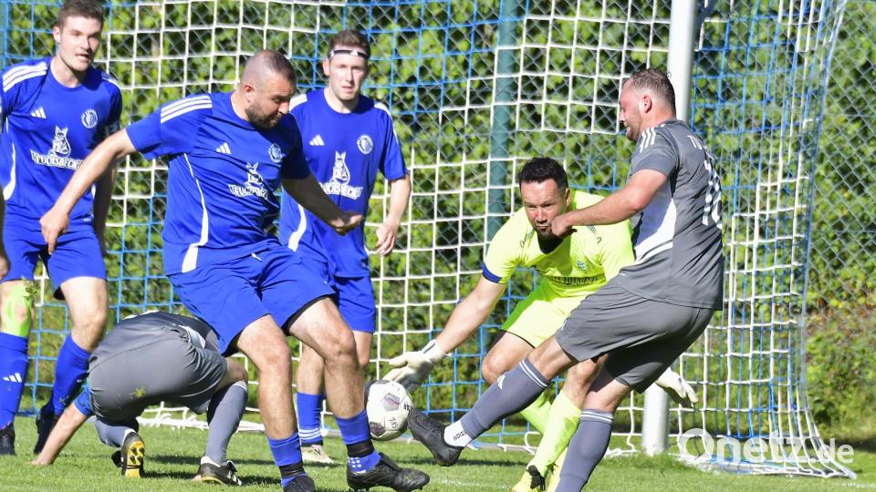 Torhüter Oliver Harsch-Hausmann (2.v.r.) wird kommende Saison Spielertrainer des SV Loderhof. Sein Vorgänger Oktay Türksever (2.v.l.) verlässt den Verein zum Sommer. Bild: Hubert Ziegler