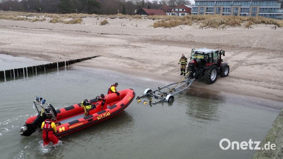 Ein Rettungsboot der DLRG war bei der Suche nach dem Winterbader im Einsatz. Bild: Bernd Wüstneck/dpa
