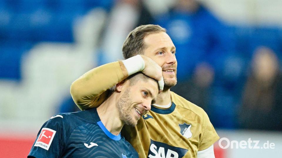 Dreifachtorschütze Andrej Kramaric (l) wird von Nationaltorwart Oliver Baumann beglückwünscht. Bild: Uwe Anspach/dpa