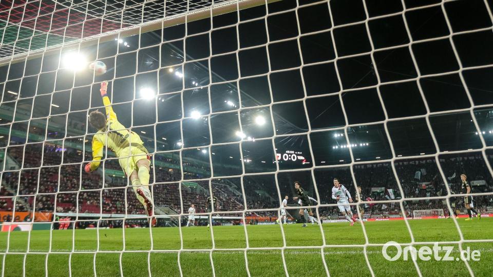 Der Ball schlägt nach dem Schuss von Alexis Claude-Maurice hoch im Berliner Tor ein. Bild: Harry Langer/dpa